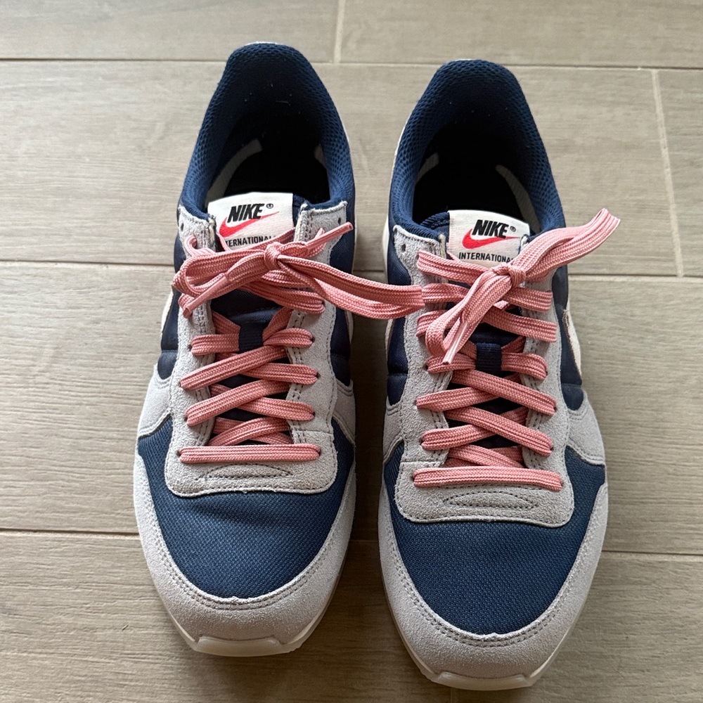 Nike Women's Internationalist Custom Navy and Pink Sneakers- size 8